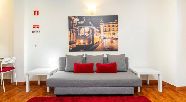 Lisboa, Charming Patio House, Central Lisbon, WIFI, Air Conditioning, Near Metro, by IG