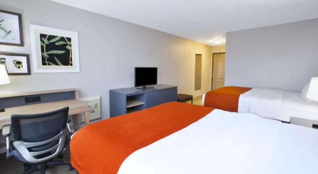 Четырёхместный номер Standard Country Inn & Suites by Radisson, Big Rapids, MI