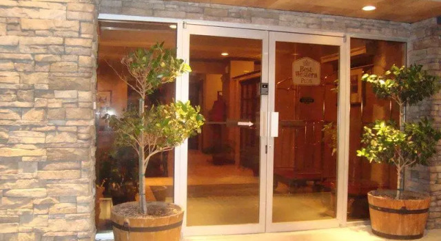 Кровать в общем номере SureStay Plus by Best Western Coquitlam