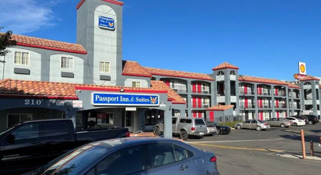 Люкс с 2 комнатами Passport Inn & Suites Corona Hotel