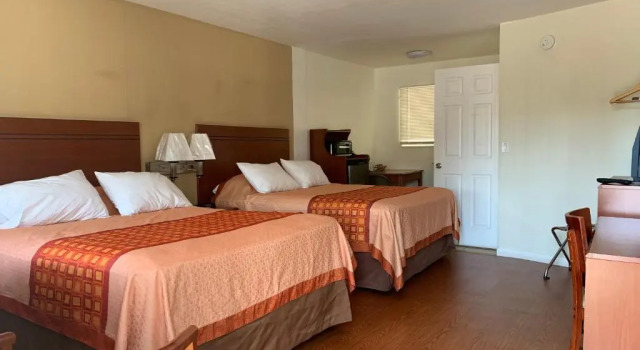 Четырёхместный номер Standard Redwood Inn