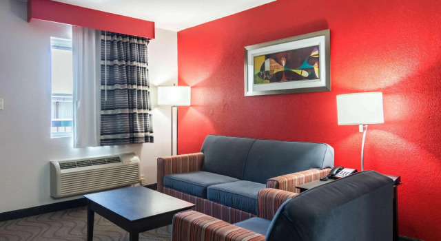 Четырёхместный люкс Clarion Inn & Suites Russellville I-40