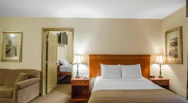 Люкс Quality Inn & Suites Grande Prairie