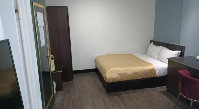 Люкс Holiday Business Hotel