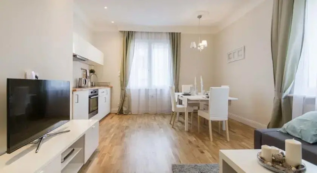 INApartments Peacock