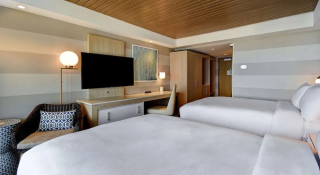 Четырёхместный номер Standard с балконом и с красивым видом из окна DoubleTree by Hilton Virginia Beach