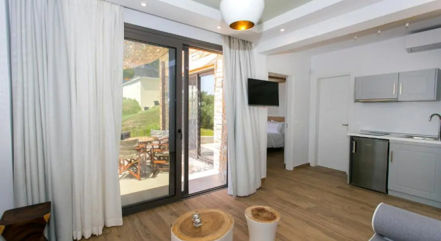 Коттедж Golden Bay Suites & Maisonettes