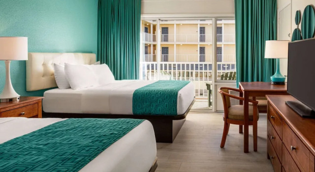 Четырёхместный номер Standard с балконом и с красивым видом из окна Howard Johnson by Wyndham Ocean City Oceanfront