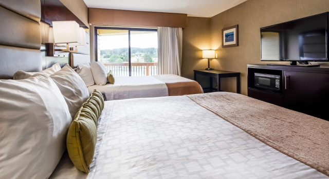Четырёхместный номер Standard с балконом Best Western Plus Silverdale Beach Hotel