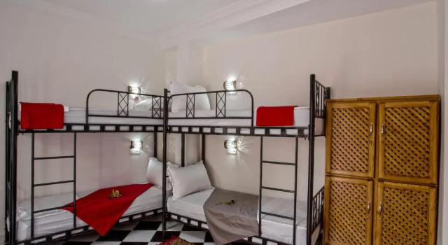 Кровать в общем номере (мужской номер) Hostel Amour dauberge