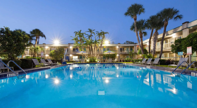 Кровать в общем номере Best Western Downtown Stuart