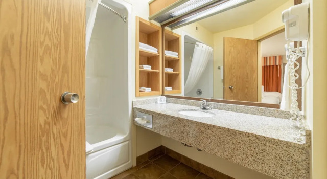 Четырёхместный номер Standard с видом на бассейн Quality Inn & Suites