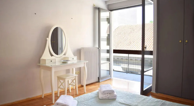 Voulis Place