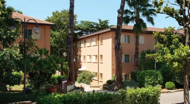 The Church Village, Reserva ahora Hotel Hoteles en El Lacio con aparcamiento, Aparcamiento