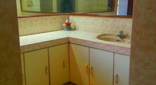 Кровать в общем номере Chaya Villa Guest House
