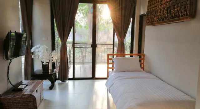 Трёхместный номер Standard с балконом Tharaburi Resort
