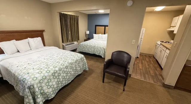 Четырёхместная студия HomeTowne Studios & Suites by Red Roof Greensboro