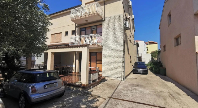 Apartment and Rooms Mrkovic Top Lokacija i Parking, Забронировать Апартаменты/квартира Отели Водице с парковкой, рядом с Частный Пляж Отеля «Кристина», Парковка