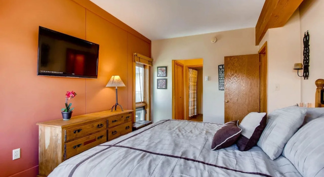Unique & Modern 3 Br/2ba - Ski-in/ski-out 3 Bedroom Condo - No Cleaning Fee! by RedAwning