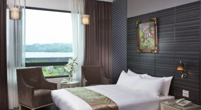 Четырёхместный семейный номер Standard с балконом и с видом на озеро Renyi Lake Hotel