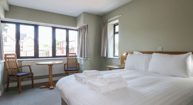 Marine Court Ground-floor Double Bedroom With Wet Room, Забронировать Отель Отели Исторического графства Суссекса с парковкой, Парковка