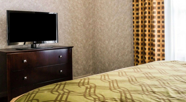 Четырёхместный люкс Econo Lodge & Suites Grand Rapids Airport