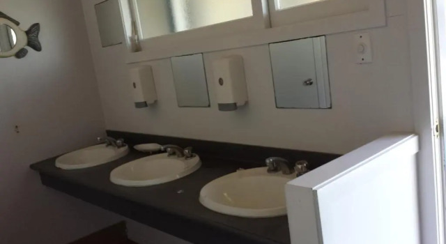 Кровать в общем номере Orewa Pillows Lodge