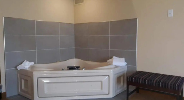 Люкс Country Inn & Suites by Radisson, West Bend, WI