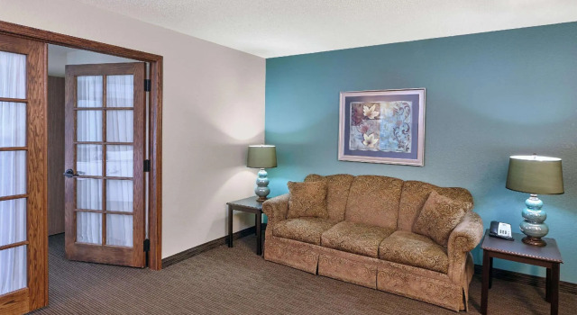 Двухместный люкс c 1 комнатой AmericInn by Wyndham Green Bay East