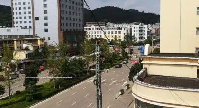 Gaoxifeng Hotel Luxi, Rezerwuj Hotel Hotele w Luxi z parkingiem, Parking