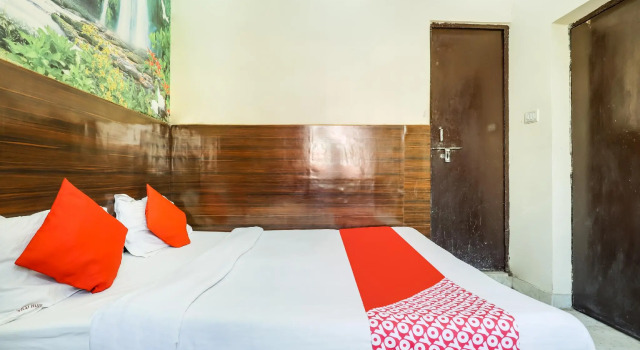 OYO 76240 Monika Guest House