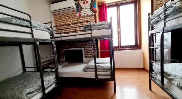 Кровать в общем номере Arc House Madrid