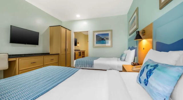 Люкс с балконом и с красивым видом из окна Quality Suites Downtown San Luis Obispo