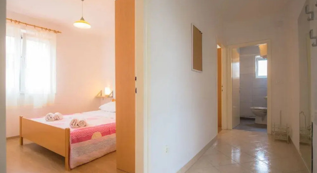 Hostel Ivana, Забронировать Хостел Хостелы Примоштен, рядом с Частный Пляж «Виллы Мирьяна», Хостел