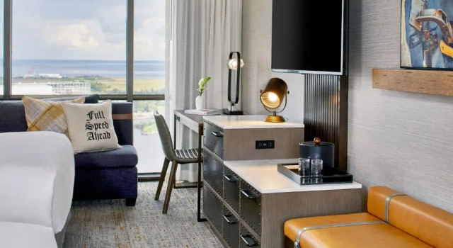 Четырёхместный клубный номер Standard Renaissance Mobile Riverview Plaza Hotel