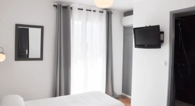Номер Comfort Hôtel les Arbousiers