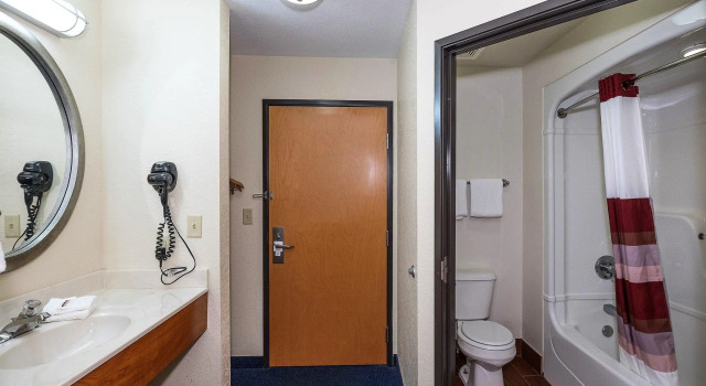 Четырёхместный номер Deluxe Red Roof Inn Jackson, OH