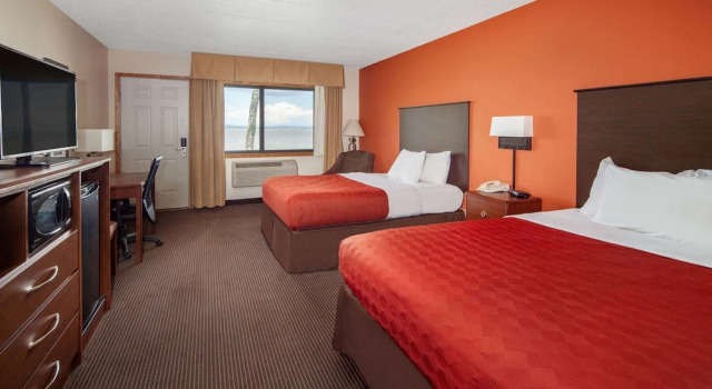 Четырёхместный номер Standard с видом на озеро AmericInn by Wyndham Ashland