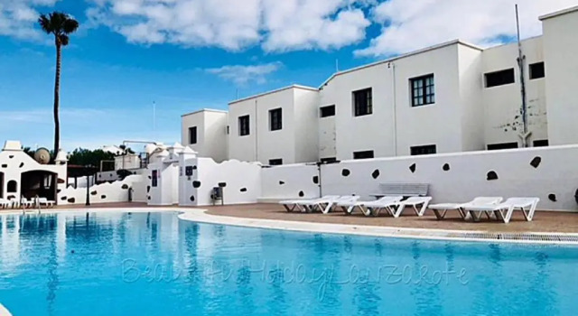 Апартаменты Apartment Bellissima 200m from the Ocean with pool, Wifi Sat-tv