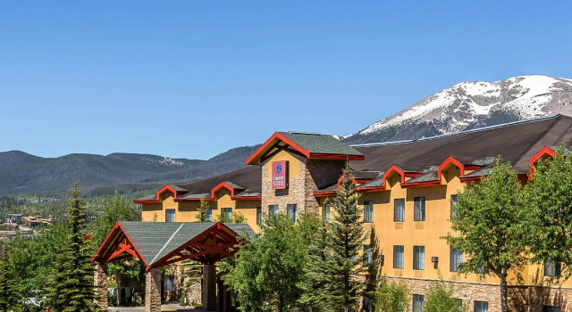Номер Standard Comfort Suites Summit County