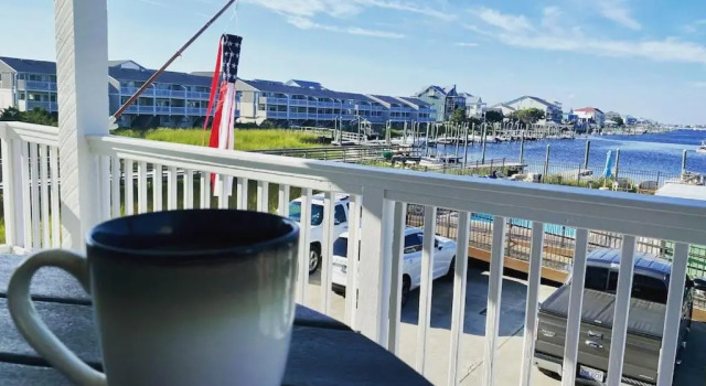 Коттедж Newly Renovated Beach Condo with STUNNING Water Views! Monthly and Weekly Specials!