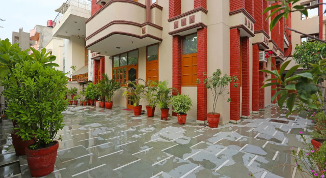 OYO Flagship 402 Hotel Noida Residency