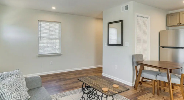 Louisville Charm Near the Derby: Apt w/ Yard!, Забронировать Апартаменты/квартира Луисвилл Louisville Metropolitan Area, рядом с Germantown Square Shopping Center