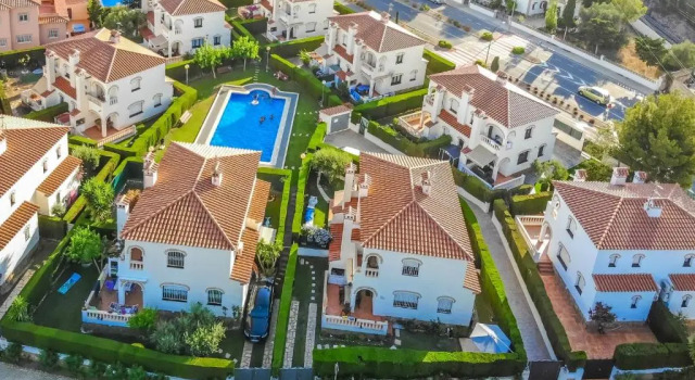 Коттедж с 3 комнатами ARENDA Pino Alto Holiday Home Masia 1
