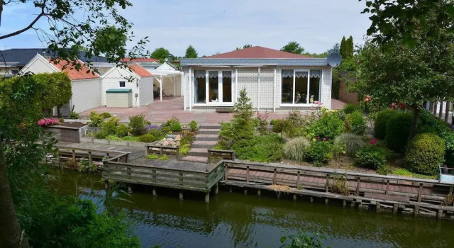 Бунгало Bungalow in Makkum Near Lake Beach