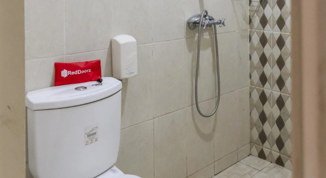 Premium room RedDoorz Plus near Tambun Station
