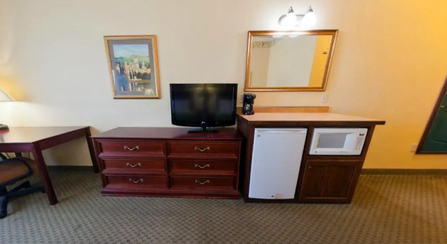 Четырёхместный номер Standard Country Inn & Suites by Radisson, St Cloud East, MN