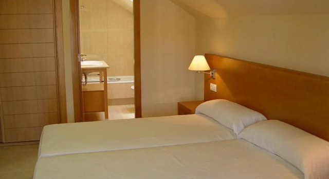 Apartamentos Trisquel, Забронировать Отель Отели Санхенхо с парковкой, рядом с Пляж Silgar, Парковка