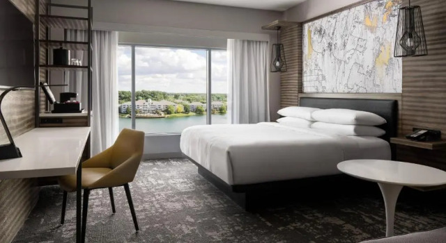 Двухместный номер Standard с балконом и с видом на озеро Marriott Indianapolis North
