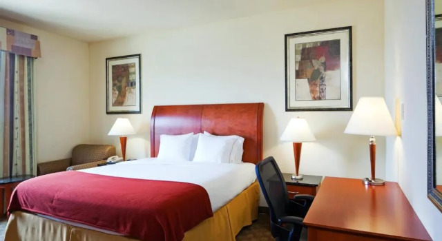 Номер Standard Holiday Inn Express Hotel and Suites Fairfield-North by IHG